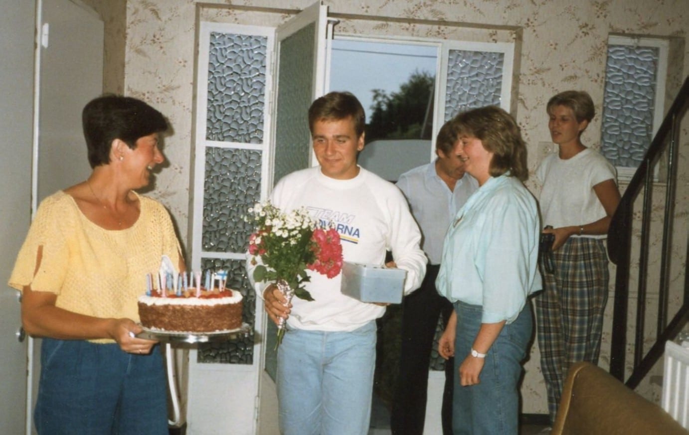 Kakkukahvilla vuonna 1986: Rene, Angela ja Vivian Liekens yhdessä Simo ja Maile Taimin kanssa.
